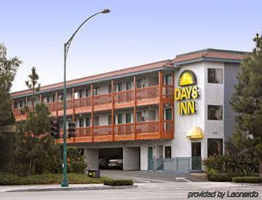 Days Inn By Wyndham Anaheim West Екстер'єр фото