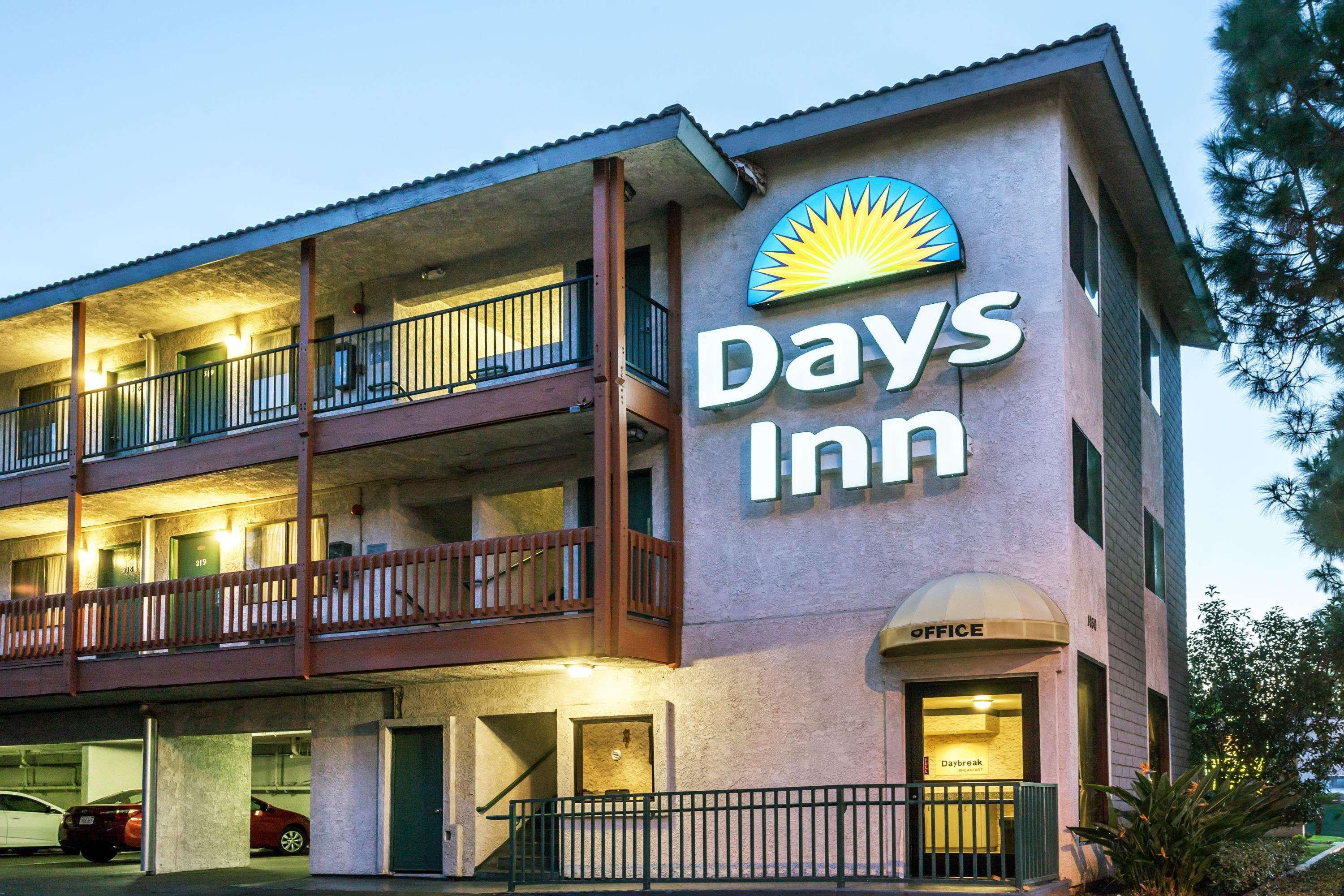Days Inn By Wyndham Anaheim West Екстер'єр фото